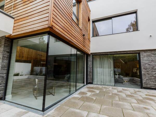 Structural corner glazing