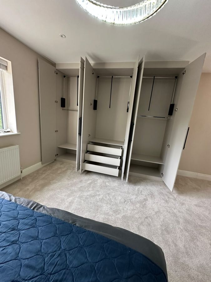 Sliding-door wardrobe